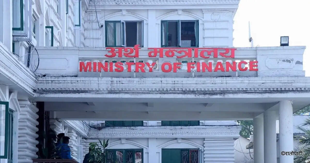 ईंधन संकट के बीच नेपाल सरकार ने कर्मचारियों को मिलने वाले पेट्रोल-डीजल में कटौती की