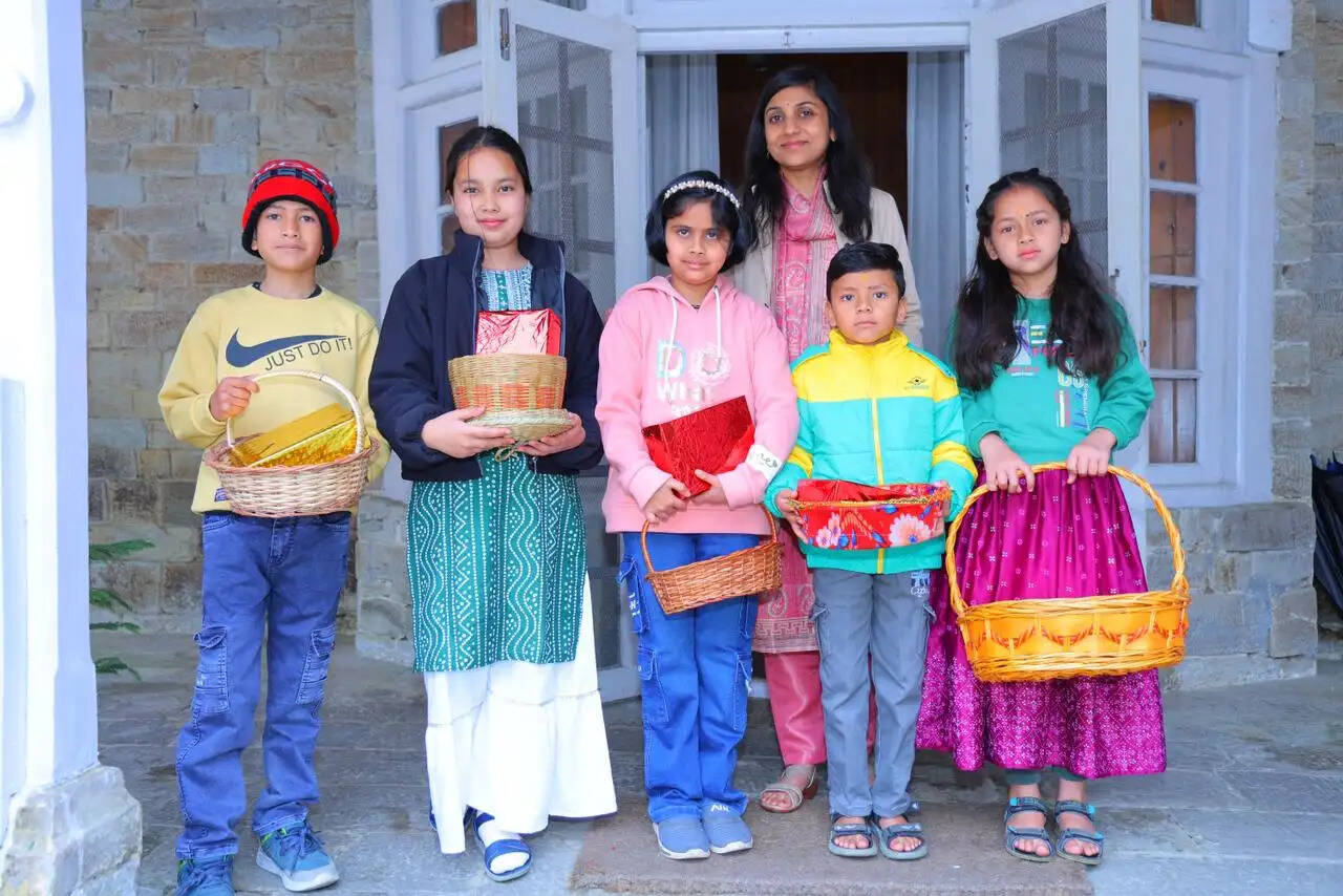 जिलाधिकारी ने बच्चों के साथ मनाया फूलदेई का पर्व