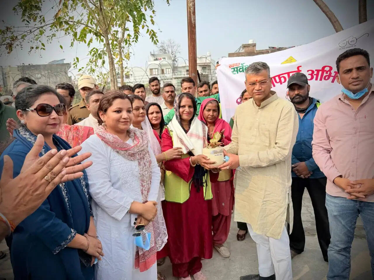 अंतरराष्ट्रीय महिला दिवस पर महापौर ने महिला सैनिटरी इंस्पेक्टर व महिला सफाई कर्मियों को किया सम्मानित