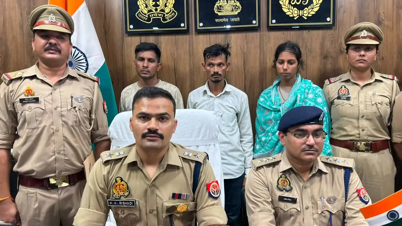 संभल&nbsp;में&nbsp;लुटेरी&nbsp;दुल्हन समेत&nbsp;तीन&nbsp;गिरफ्तार, नाैजवानाें काे फंसाकर करती थी ब्लैकमेल