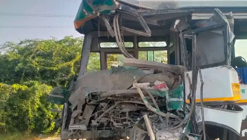 ट्रैक्टर-रोडवेज बस भिड़ंत में एक की मौत, 12 कांवड़ यात्री घायल
