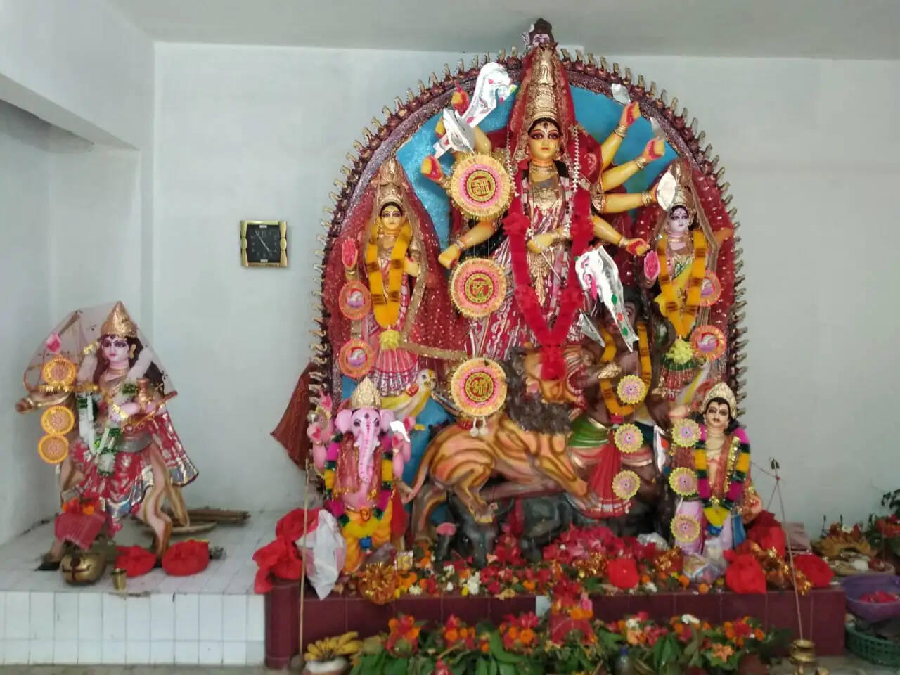 डुमरिया काली मंदिर परिसर में श्रद्धा के साथ हो रही मां दुर्गा की पूजा