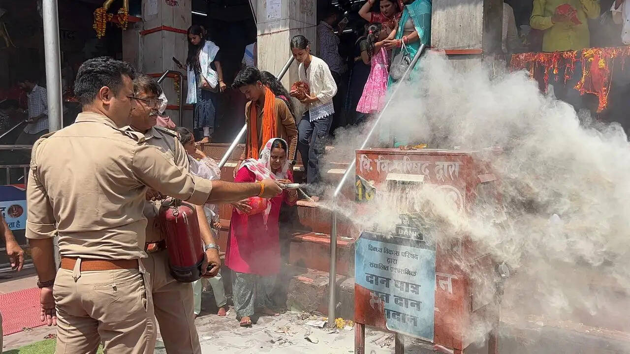 विंध्यवासिनी धाम के दान पात्र से उठा धुआं, पुलिस की सतर्कता से टला बड़ा हादसा