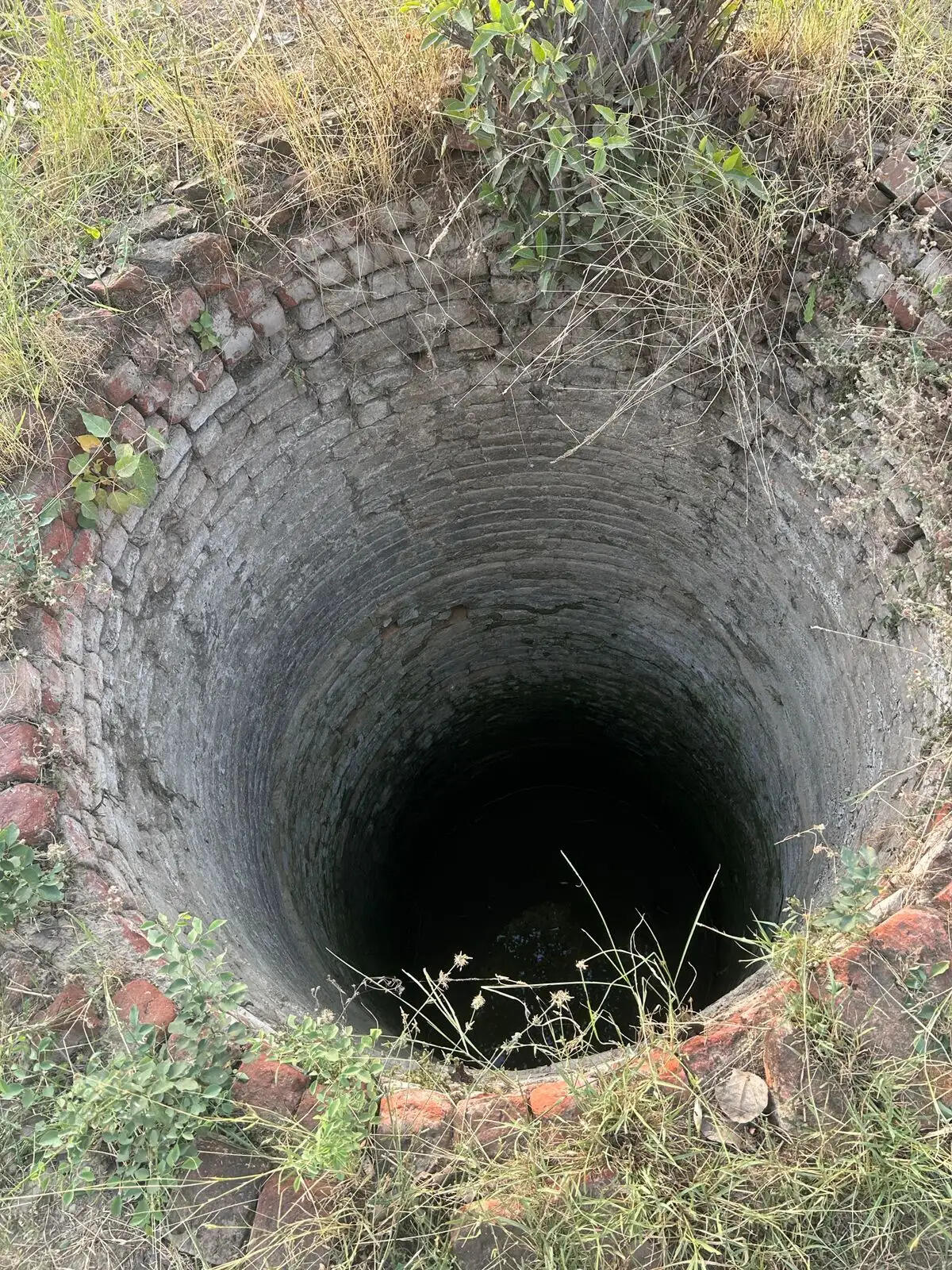 औरैया : गहरे कुएं में गिरीं दो नाबालिग युवतियां, सकुशल रेस्क्यू