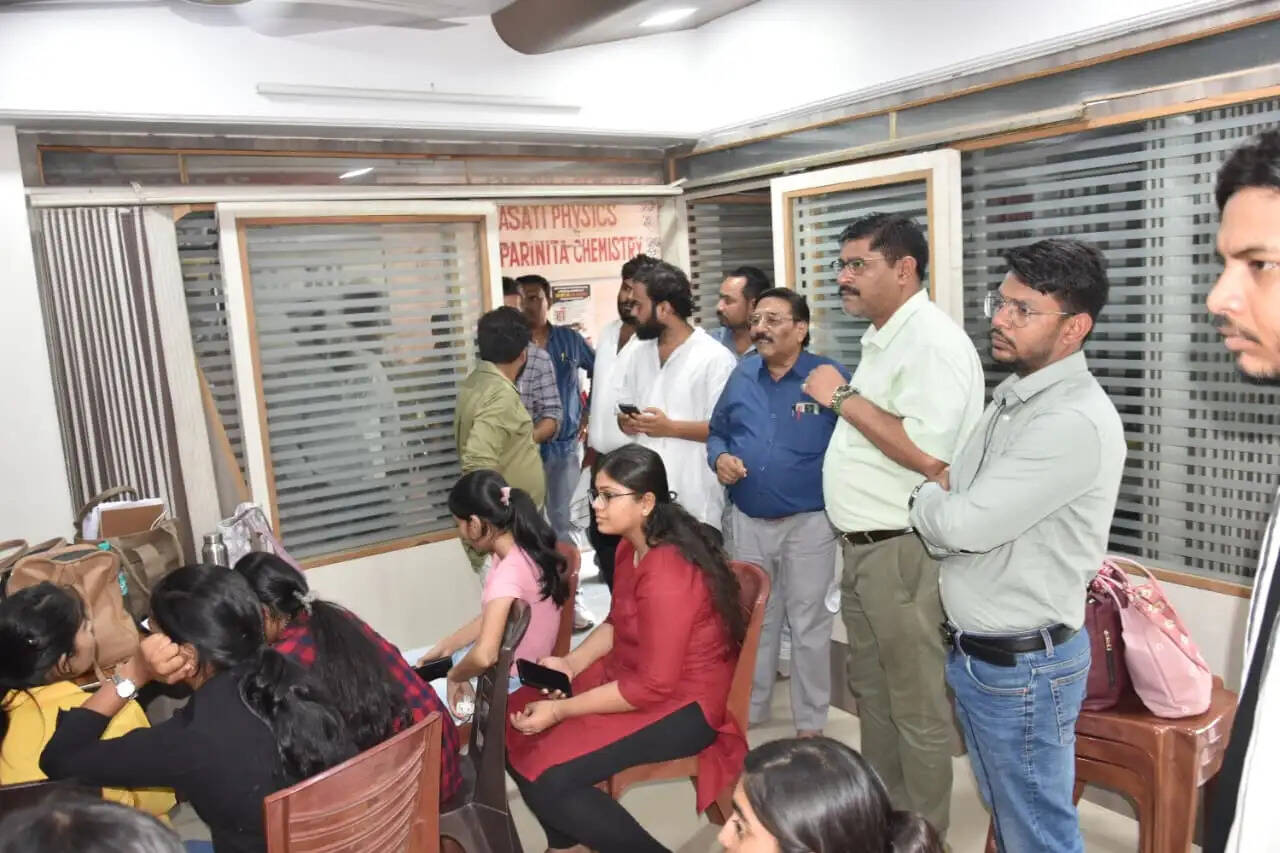 जबलपुर : अग्नि एवं भवन सुरक्षा मानकों में लापरवाही पर नगर निगम की कार्रवाई, पांच संस्थानों में की गई तालाबंदी