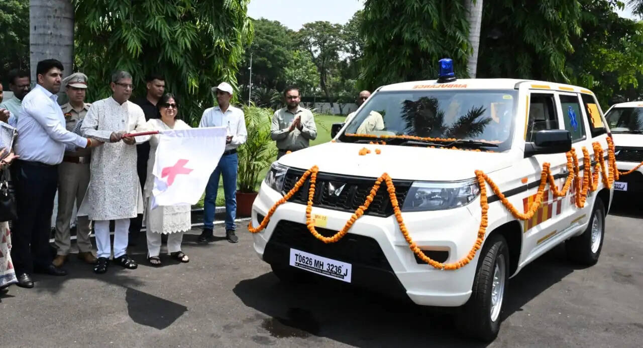 राज्यपाल ने रेडक्रॉस की नौ एंबुलेंसों को दिखाई हरी झंडी, जिलों में मिलेंगी मुफ्त सेवाएं