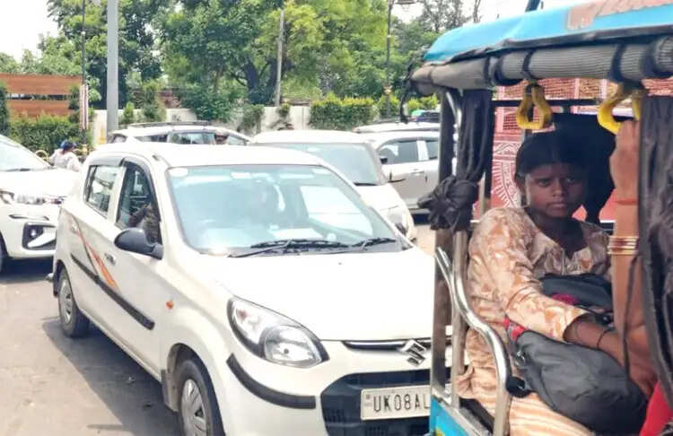 वीकेंड पर हरिद्वार में श्रद्धालुओं का सैलाब, जाम से जूझा शहर