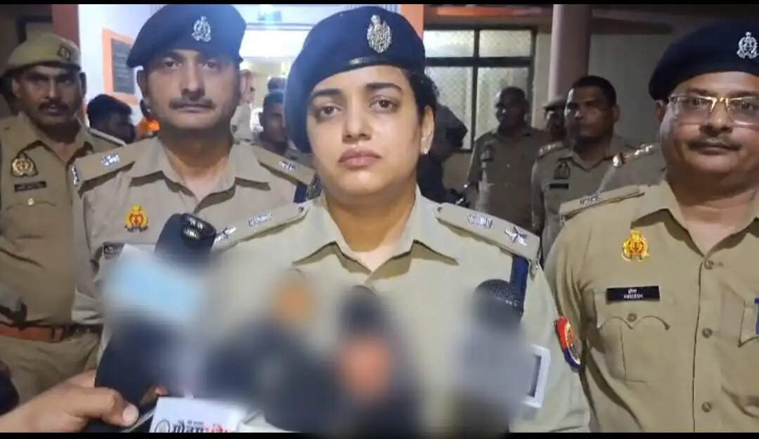 बदायूं में 50 हजार का इनामी ढेर, दाे पुलिसकर्मी घायल