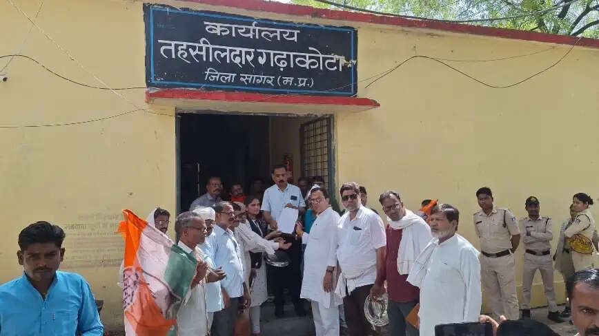 गैस किल्लत पर कांग्रेस का हल्लाबोल: खाली सिलेंडर सिर पर रख तहसील पहुंचे कार्यकर्ता