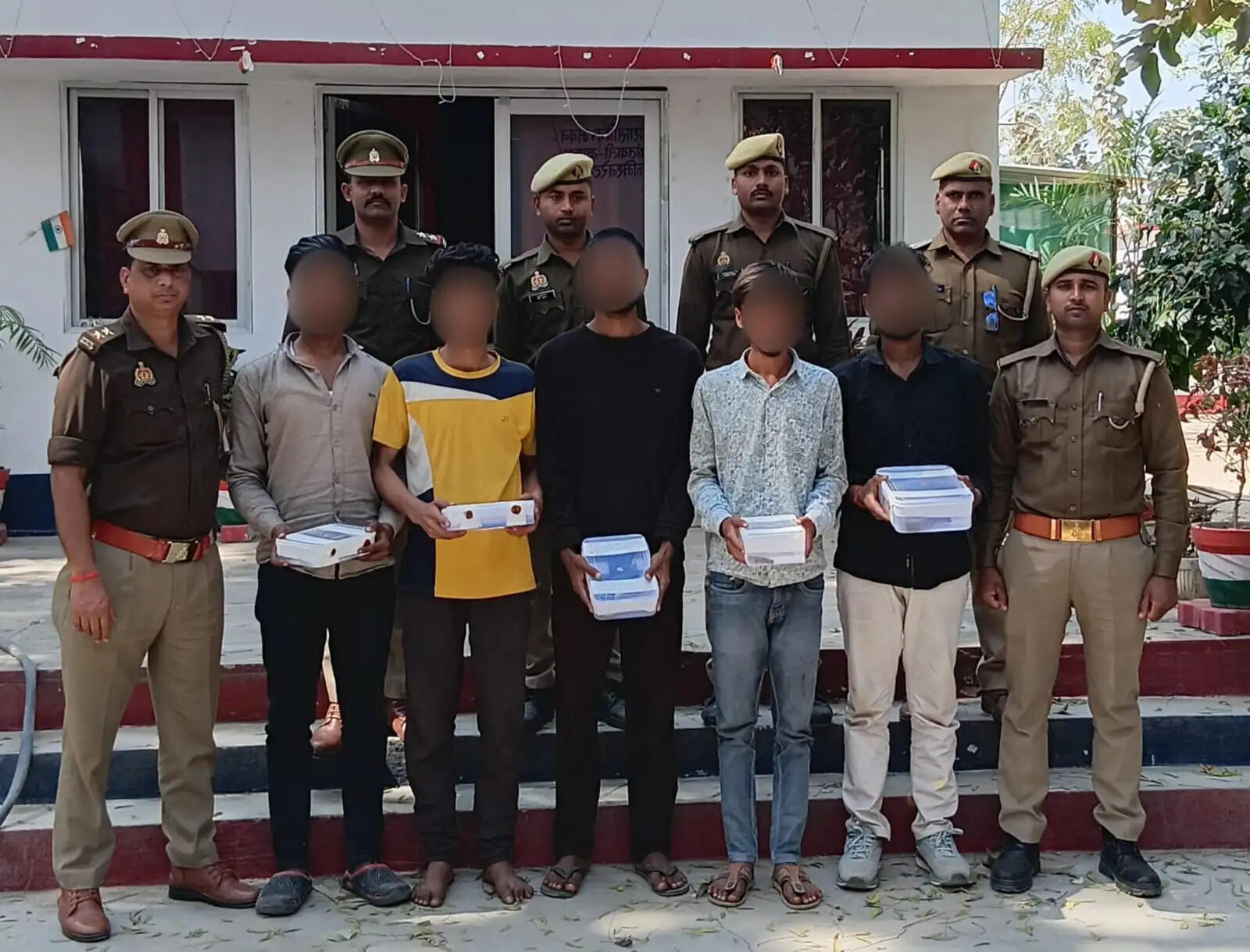 पुलिस पर फायरिंग कर भाग रहे पांच बदमाश गिरफ्तार, असलहा व कारतूस बरामद