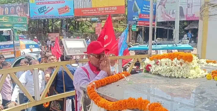 विस 2026 : माकपा उम्मीदवार अखिलेश सिंह ने भगत सिंह की प्रतिमा पर माल्यार्पण कर प्रचार शुरू किया