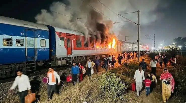 शहीद एक्सप्रेस में आग लगने के कारण चार ट्रेनों का शेड्यूल गड़बड़ाया