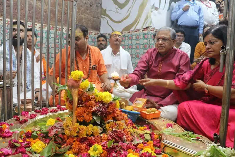 मुख्य निर्वाचन आयुक्त ने सपत्नीक किया मप्र के ऐतिहासिक नगर महेश्वर का भ्रमण