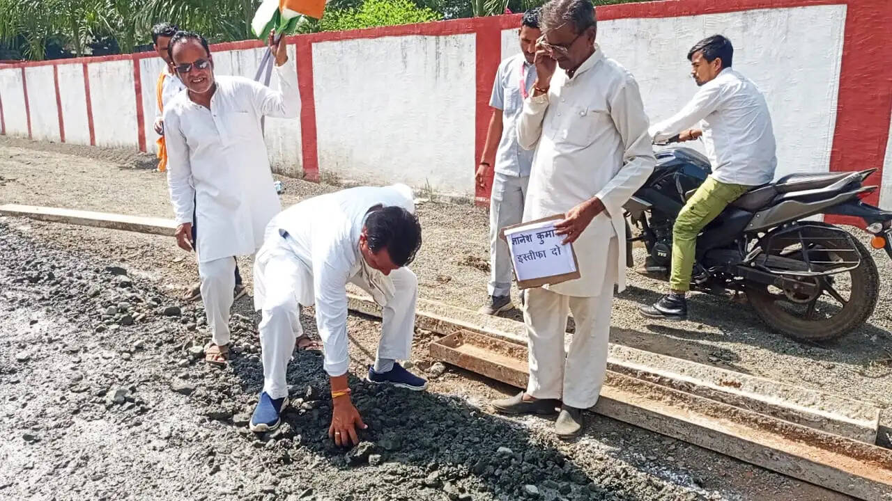 अशोकनगर: इंजी.विधायक ने पकड़ा सडक़ में भ्रष्टाचार का पेच!