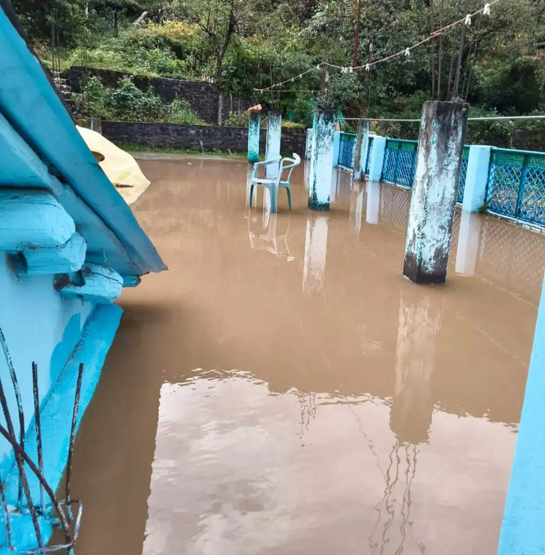 औली नाला फटा, घरों मे घूसा पानी व मलबा