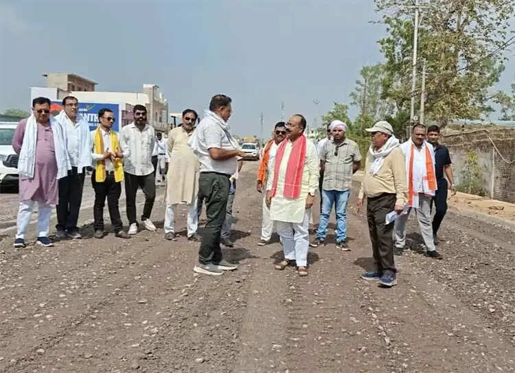 उप मुख्यमंत्री&nbsp;अरुण साव ने निर्माणाधीन सड़क का किया निरीक्षण
