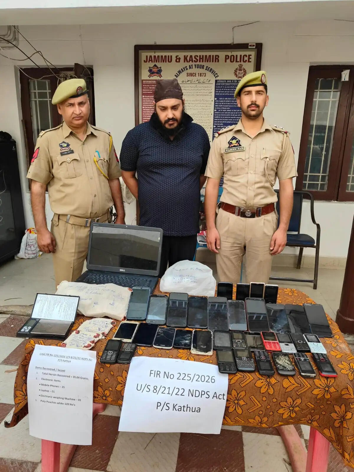 कठुआ पुलिस की बड़ी कार्रवाई-35 ग्राम चिट्टा बरामद, नकदी व 35 मोबाइल फोन जब्त, एक तस्कर गिरफ्तार