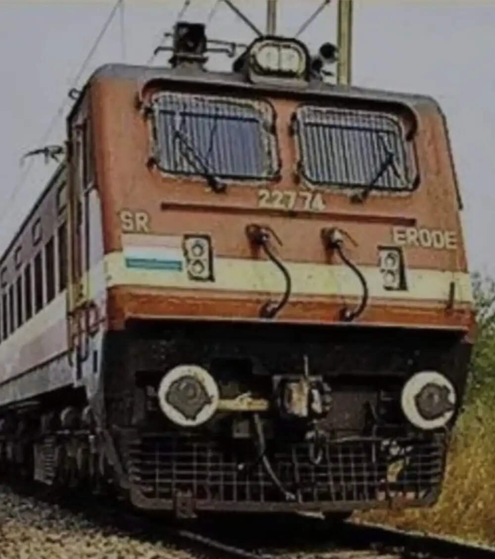हाथरस में ट्रेन से गिरकर मजदूर की मौत, अलीगढ़ जाते समय हुआ हादसा