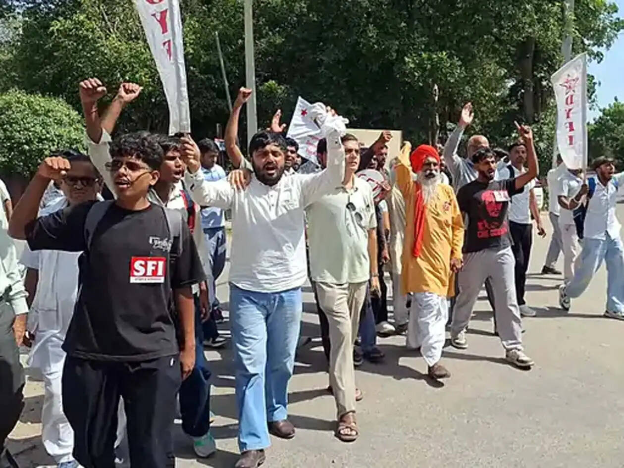 हिसार : जंतर-मंतर जाने से पहले अनेक युवा हिरासत में, थाने के बाहर जुटे किसान-सामाजिक संगठन