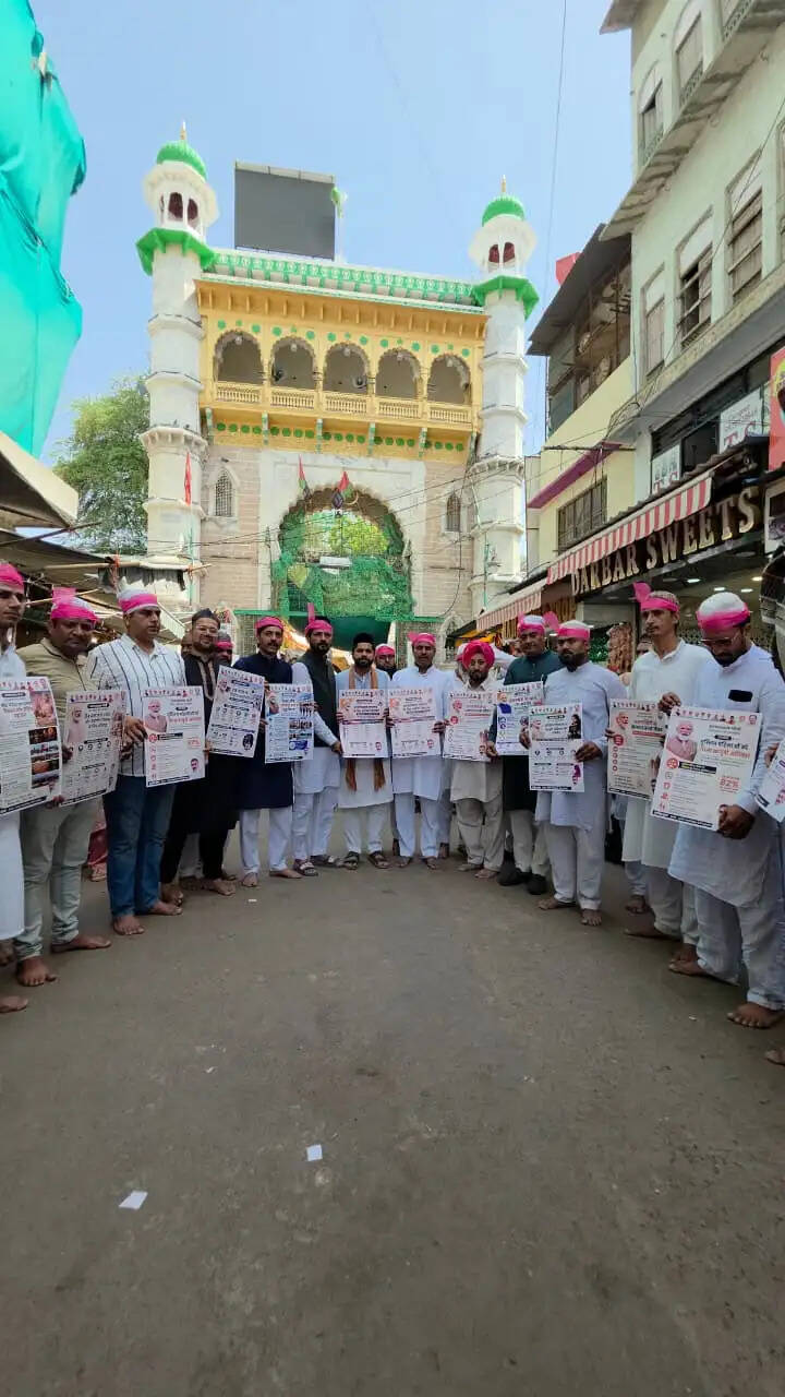 मोदी सरकार के सफलतम 12 वर्ष पूर्ण होने पर सीताराम मंदिर में किया हवन और आरती, दरगाह में पेश की गई चादर