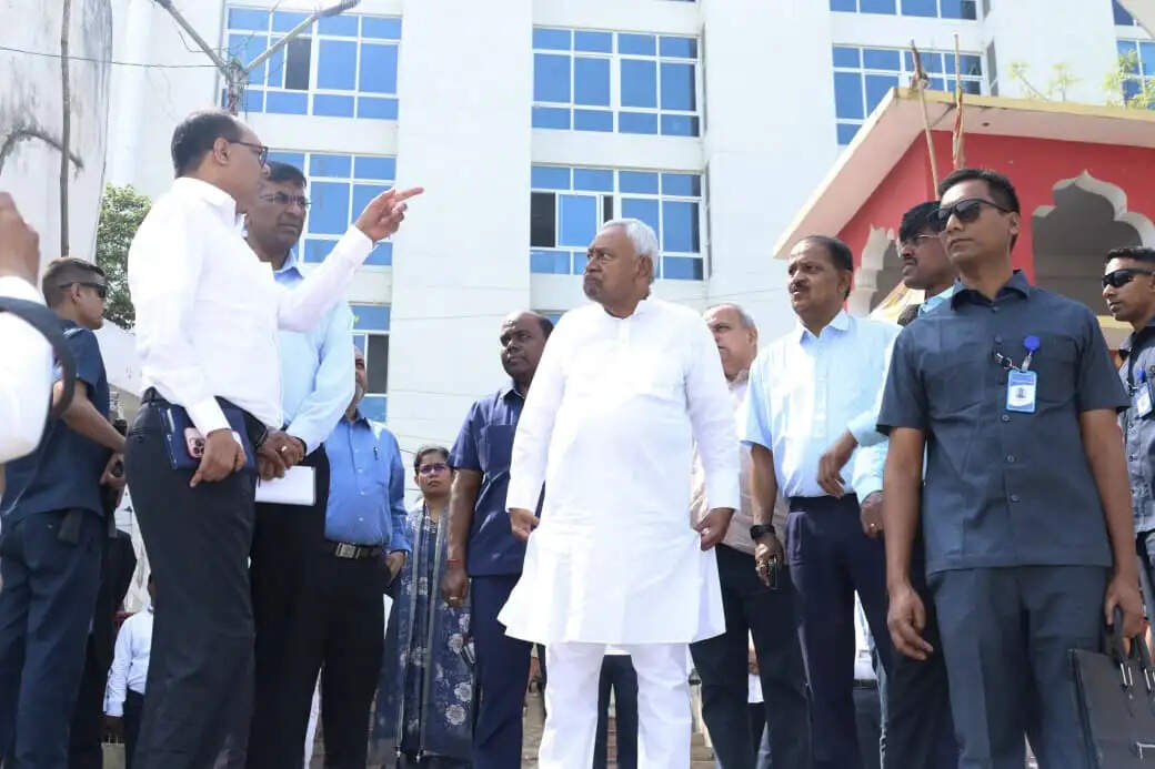 मुख्यमंत्री ने पटना समाहरणालय का किया निरीक्षण, अधिकारियों को दिए निर्देश