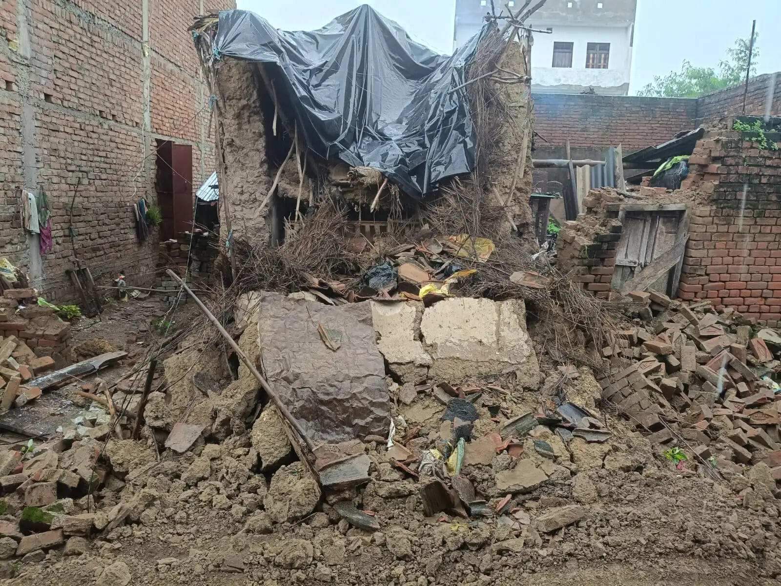 बारिश से मकान ढहा, परिवार बचा लेकिन लाखों का नुकसान