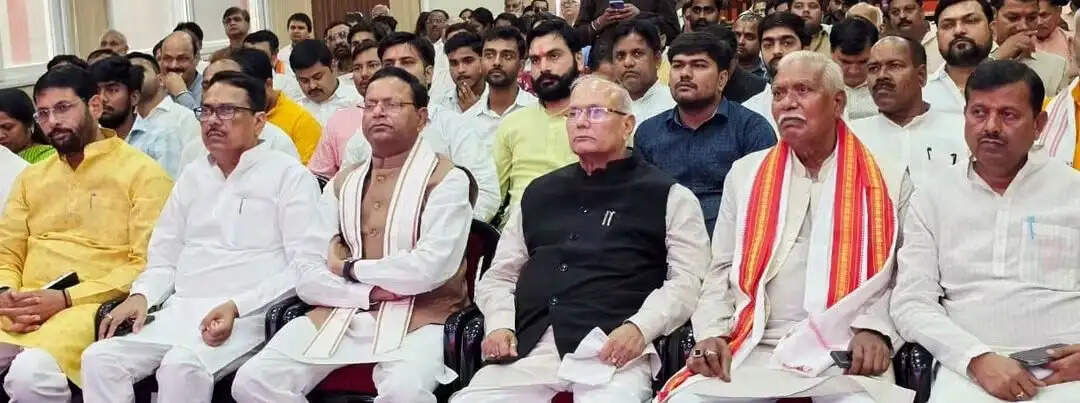 भाजपा के राष्ट्रीय महामंत्री हरीश&nbsp;द्विवेदी&nbsp;पहुंचे लखनऊ, एअरपोर्ट पर सुनी मन की बात