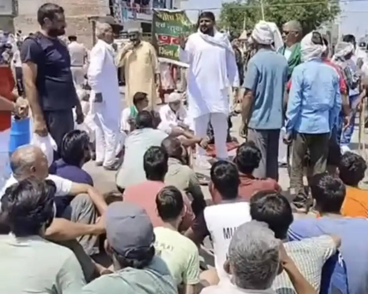 बिजली कटों से गुस्साए ग्रामीणों ने कैथल-करनाल रोड किया जाम