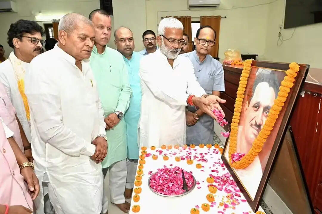 विश्व के सबसे बड़े राजनीतिक संगठन भाजपा की वैचारिक नींव में है पंडित दीनदयाल उपाध्याय का चिंतन : स्वतंत्र देव सिंह