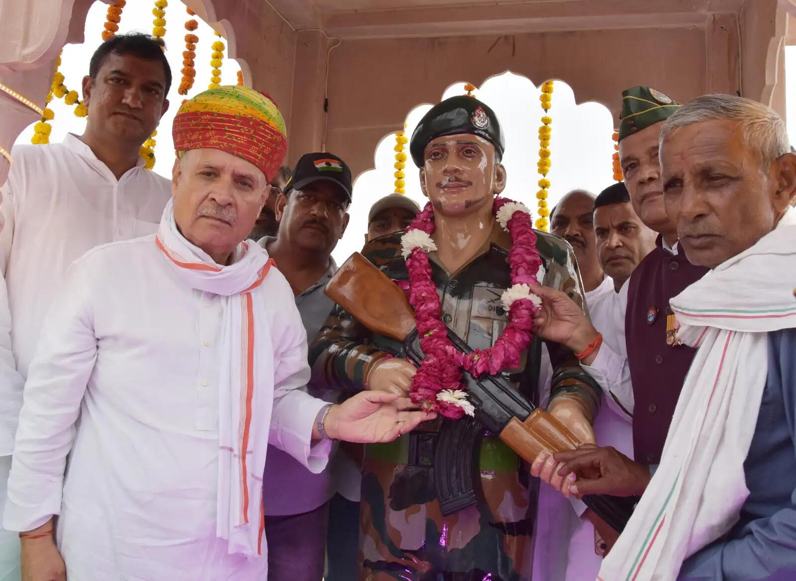 नूंह: मंत्री राव इंद्रजीत सिंह ने शहीद समय सिंह की प्रतिमा का अनावरण