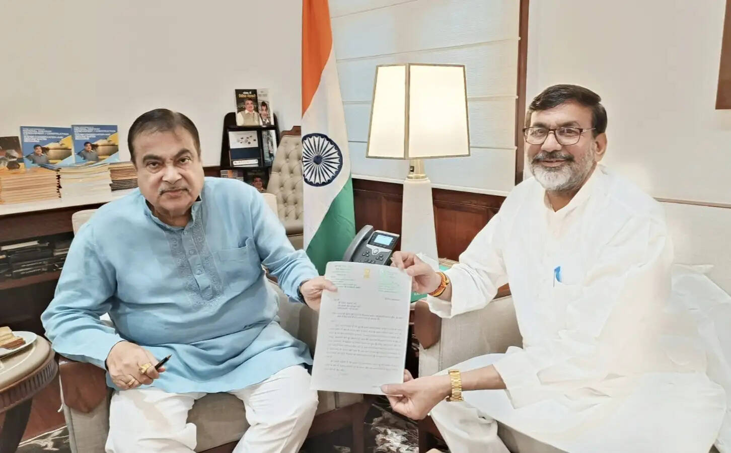 केंद्रीय मंत्री नितिन गडकरी से मिले पूर्व सांसद आर के पटेल, सड़क परियोजनाओं को पूरा कराने की मांग