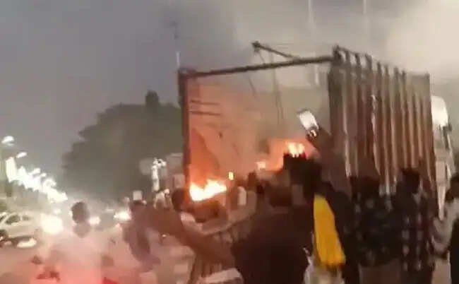 मप्रः खरगोन में पेट्रोल पंप के पास खड़े ट्रक में लगी आग, टला बड़ा हादसा