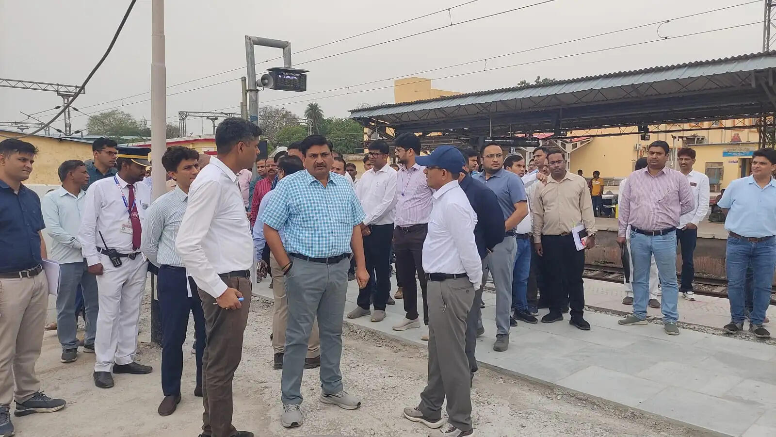 चुनार जंक्शन का महाप्रबंधक ने किया निरीक्षण, खामियों पर लगाई फटकार