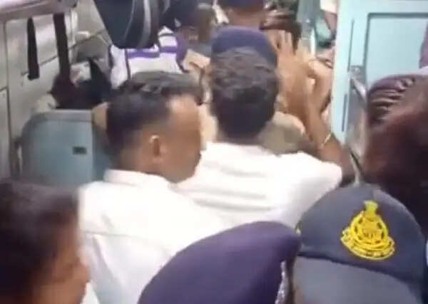 दिल्ली जाने से पहले मप्र के इटारसी में रोके गए सीजेपी कार्यकर्ता, ट्रेन से उतारकर हिरासत में लिया