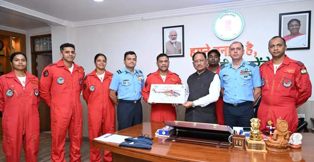 मुख्यमंत्री साय से भारतीय वायु सेना की सारंग हेलीकॉप्टर डिस्प्ले टीम ने की सौजन्य मुलाकात