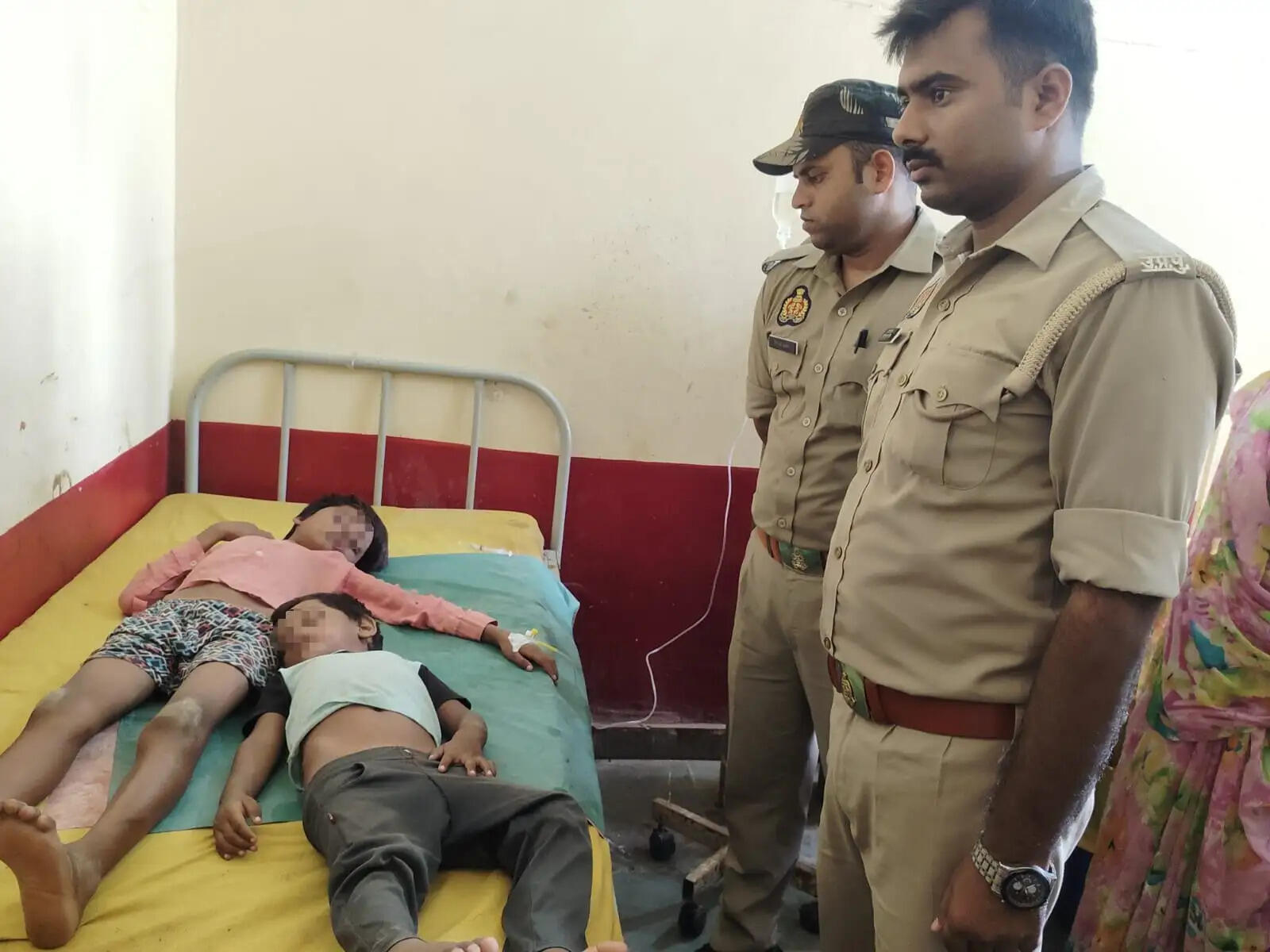 बांदा: करंट से चिपके दो मासूम भाइयों के लिए देवदूत बने पुलिसकर्मी