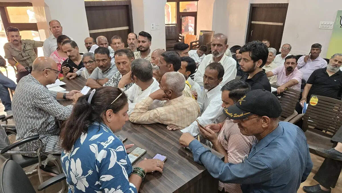 जनता दरबार में सुनीं लोगों की समस्याएं, संबंधित अधिकारियों को दिए समाधान के निर्देश
