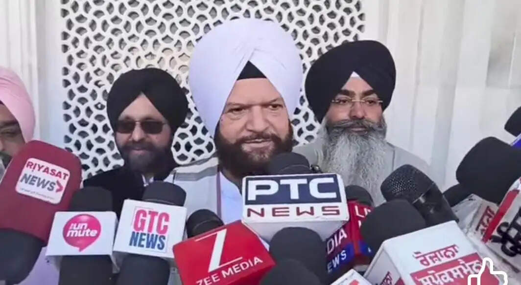 पंजाबी गायक हंस राज हंस व जैजी बी ने दरबार साहिब में माथा टेका