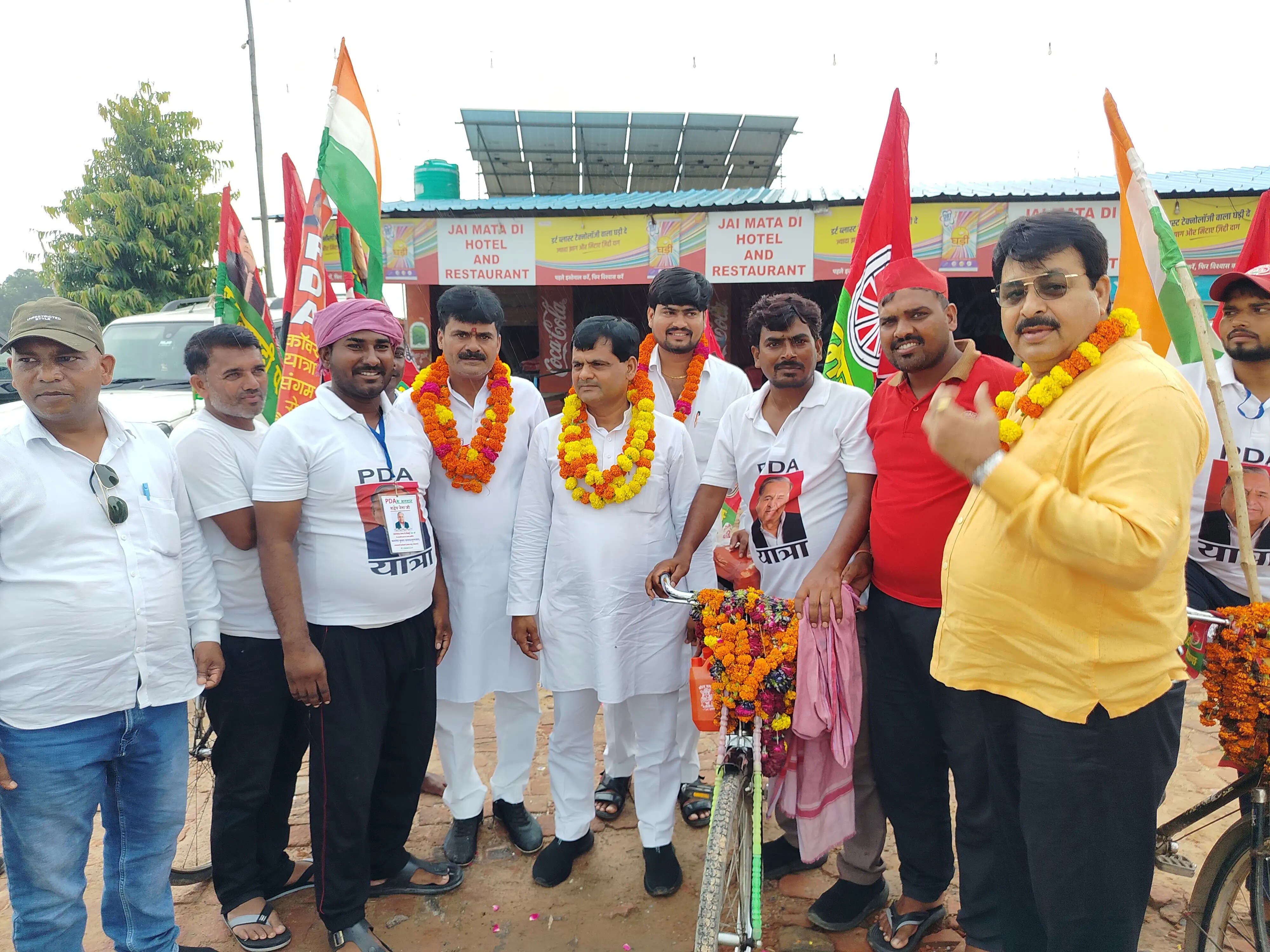 प्रयागराज से सैफई तक साइकिल से निकली पीडीए कांवड़ यात्रा का औरैया में सपा कार्यकर्ताओं ने किया स्वागत