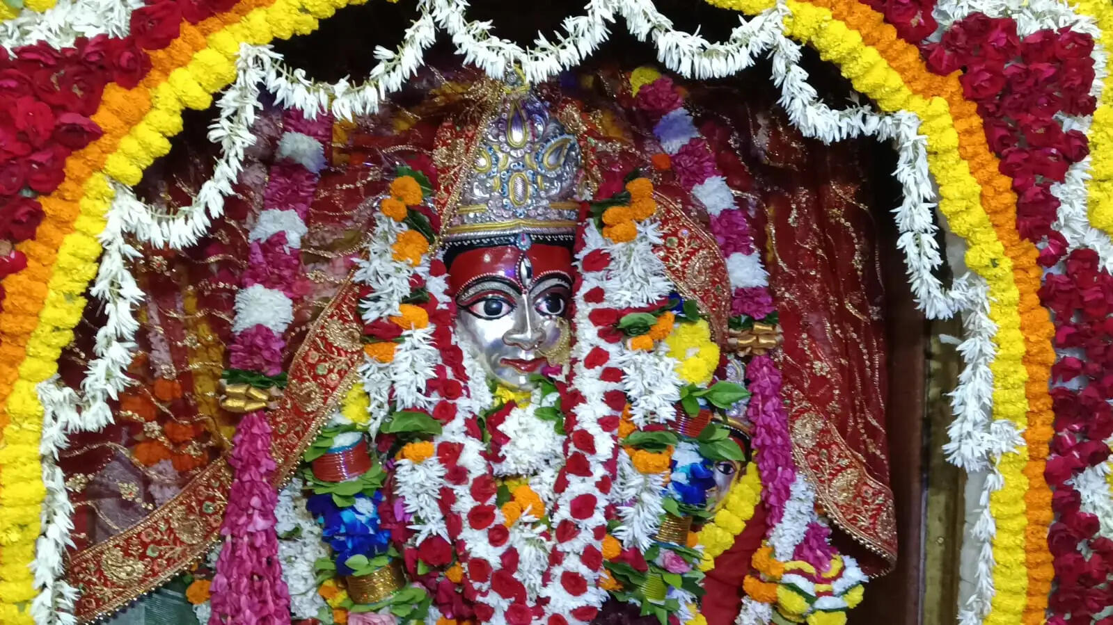 शारदीय नवरात्र: स्कंदमाता के दरबार में उमड़े श्रद्धालु, विद्यार्थियों ने मांगी बुद्धि और सफलता की कामना