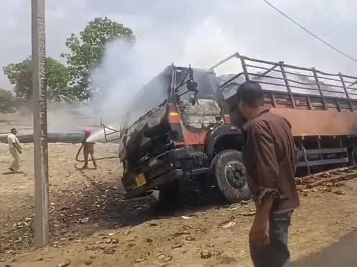 सिंगरौली में धू-धू कर जला तेंदूपत्ता लदा ट्रक, आग की लपटों में पूरा वाहन राख, चालक-खलासी ने कूदकर बचाई जान