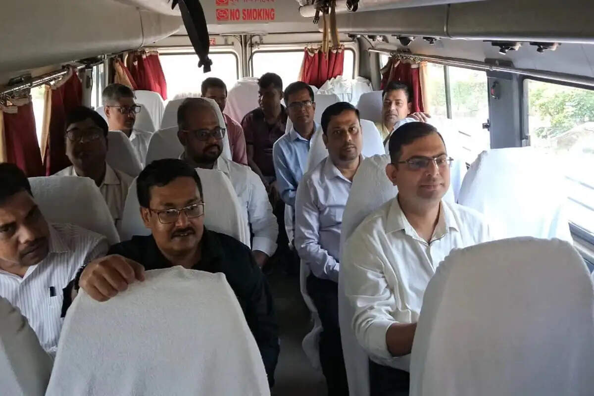 ईंधन बचत के संदेश के बीच बस से दुर्गापुर रवाना हुए पुरुलिया के प्रशासनिक अधिकारी