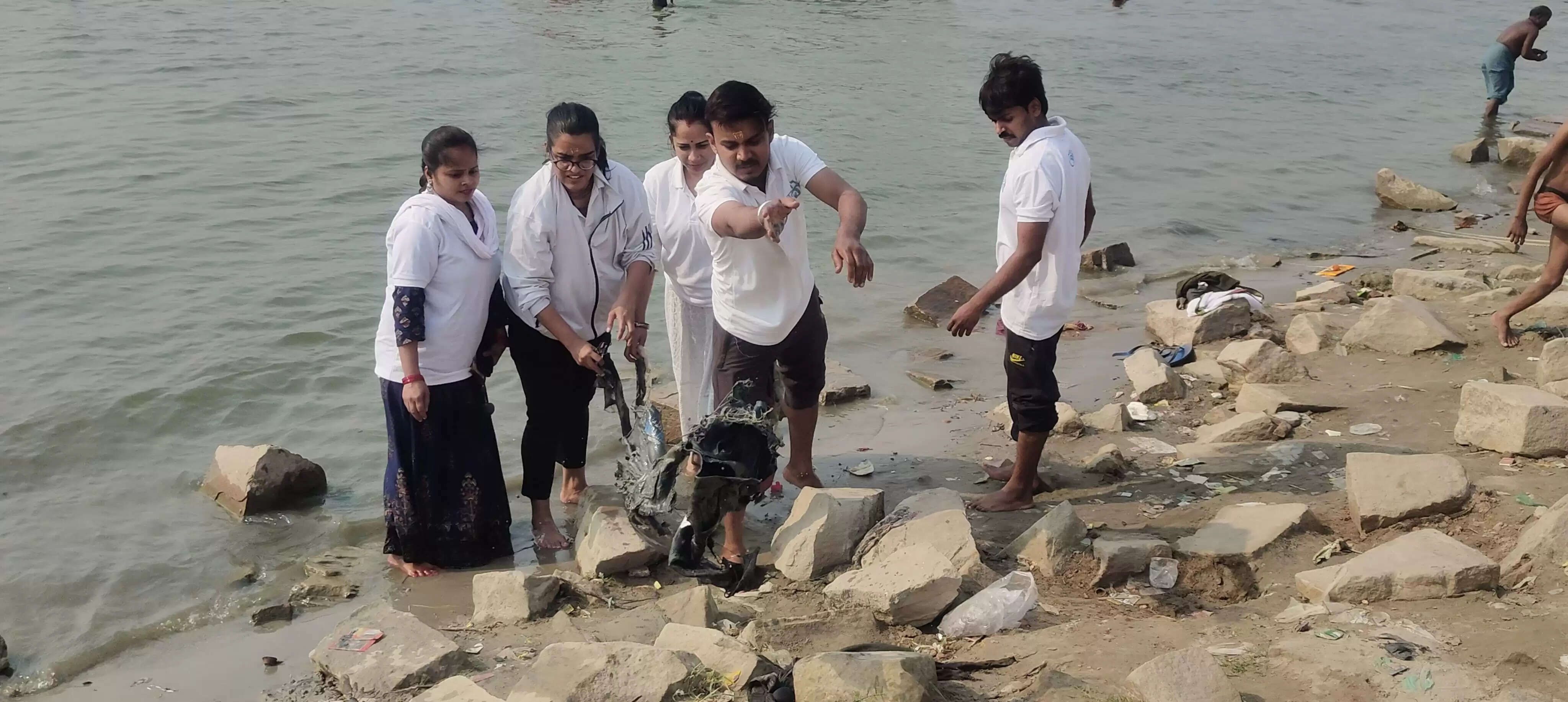 प्रधानमंत्री मोदी के आगमन से पूर्व आदिकेशव घाट पर चला स्वच्छता अभियान