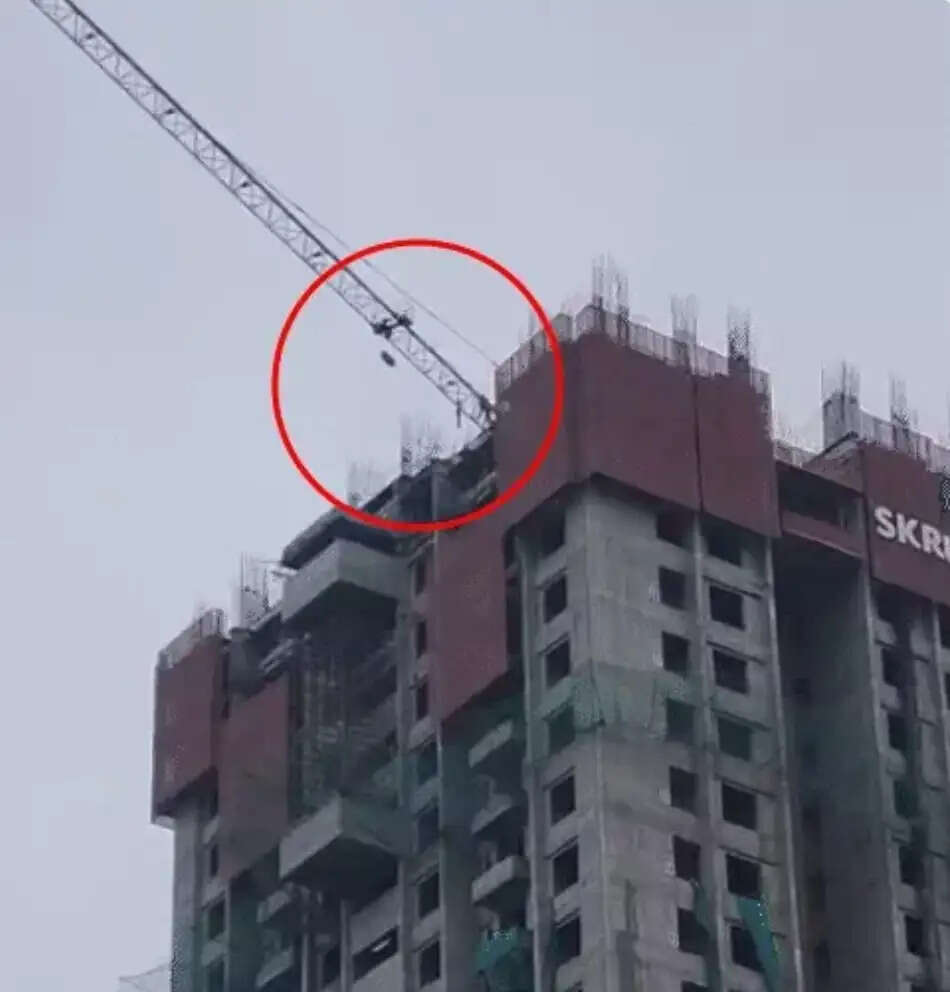 एसजी हाईवे पर निर्माणाधीन इमारत की 32वीं मंजिल पर क्रेन से लटका मिला युवक का शव