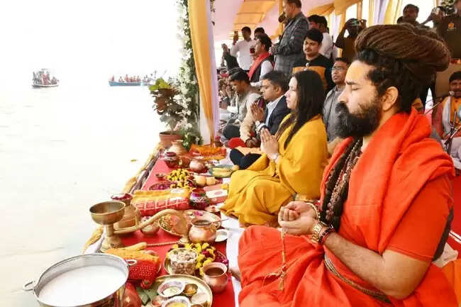 माघ मेला सकुशल सम्पन्न कराने की मंगल कामना के साथ संत-महात्माओं, वरिष्ठ अधिकारियों ने किया गंगा पूजन