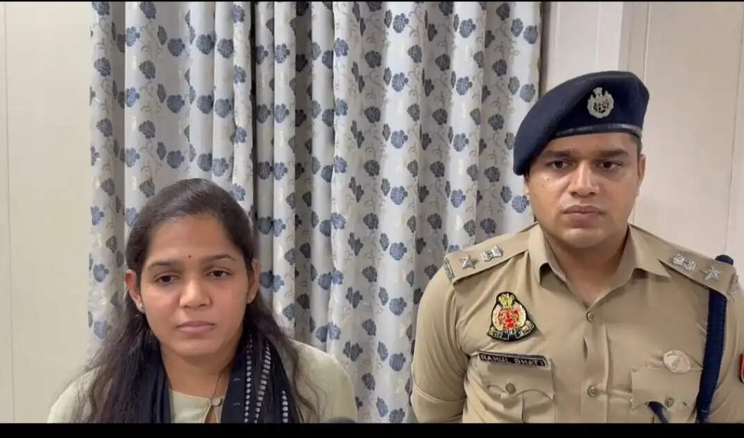 देवरिया : सरकारी वाहन से कूदे व्यक्ति की मौत के मामले में लेखपाल और राजस्व निरीक्षक निलंबित