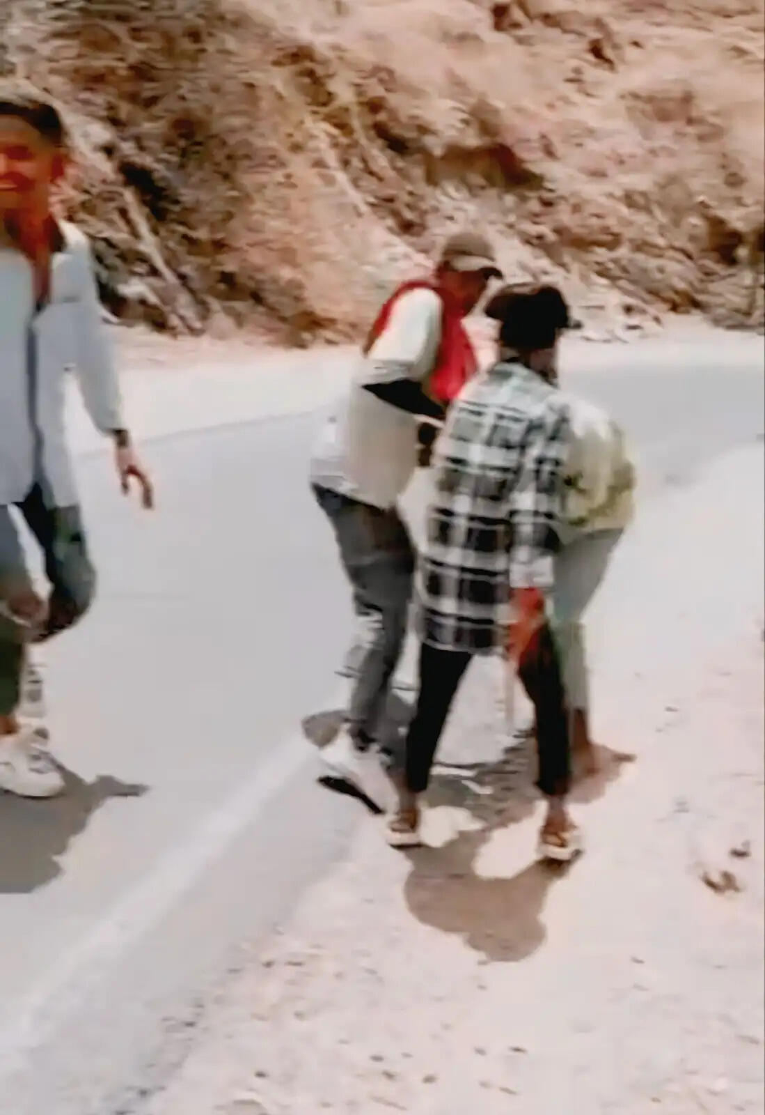 फॉलोअर्स बढ़ाने की सनक में बदमाशों ने युवक को बेल्ट से पीटा, युवक बेहोश