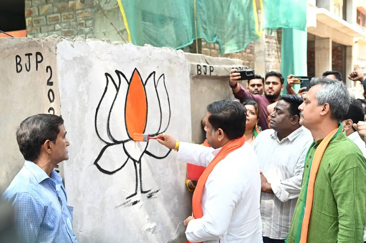 भवानीपुर में सुकांत मजूमदार का घर-घर संपर्क अभियान, ममता बनर्जी को दी चुनावी चुनौती