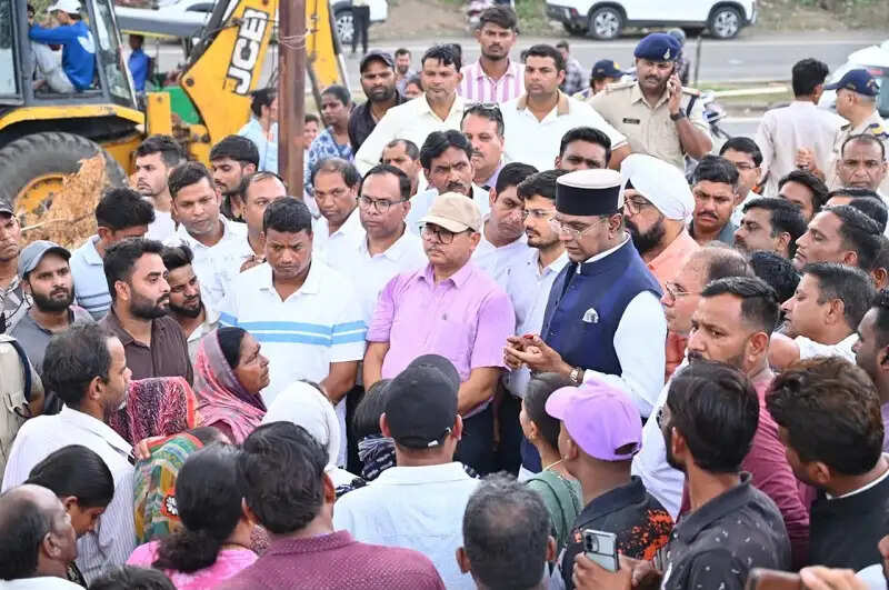 भोपालः मंत्री सारंग ने सड़क निर्माण के साथ प्रभावित परिवारों को तत्काल प्लॉट उपलब्ध कराने के दिए निर्देश