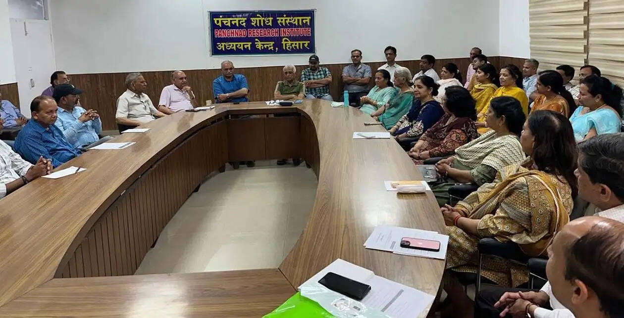 हिसार : शिक्षा, सामाजिक उत्तरदायित्व और राष्ट्रहित के प्रति जागरूकता जरूरी : प्रो. बृज किशोर